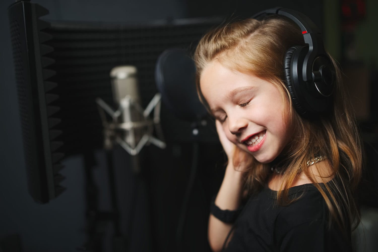 Девочки пои. Девочка поет в студии. Маленькая девочка поет в студии. A girl Sing in the Studio.